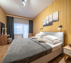АП207: Просторные двухкомнатные апартаменты с ремонтом (60м2), балконом, видом на лес 207 гостинная с раскладным диваном, спальня с двухспальной кроватью в Ромашка