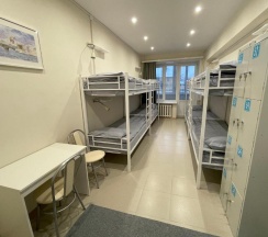 Кровать в 8-местном общем номере в Люкс-сон