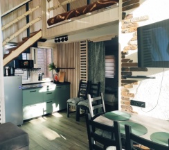 Коттедж с красивым видом из окна в Seven Lodge