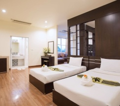 Люкс с балконом в Tharakiree Place Hotel