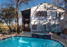 Семейный люкс с балконом в Lake Austin Luxury Guesthouse Cabin & Suite Retreat