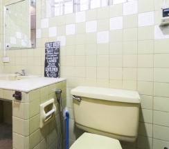 Кровать в общем номере в Kamuning Hostel