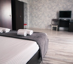 Трехместный номер с двуспальной и односпальной кроватью в Новый город