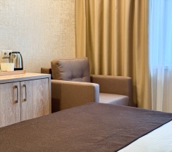 "Стандарт" Стандартный трехместный номер с двуспальной кроватью и дополнительным местом в Диона