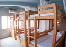 Кровать в общем номере с балконом и с видом на город в A'stel Bangrak - Adults Only - Hostel