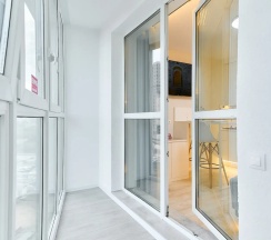 Двухместный номер Deluxe с балконом и с видом на город 2 отдельные кровати в Апартаменты Новые в Минск-Мир возле Avia mall