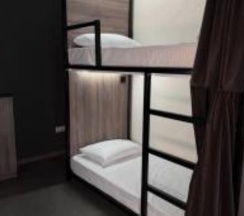 Кровать в 14-местном общем мужском номере в Скорпио