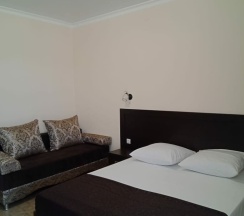 Трёхместный номер Standard с балконом и с красивым видом из окна в АлМар