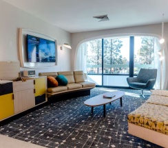 Люкс House of the Retro Future c 1 комнатой в Howard Johnson by Wyndham Anaheim Hotel and Water Playground