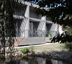 Однокомнатный с двуспальной кроватью и антресолью для сна детей в Blaga house design dacha