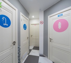 Спальное место в комнате для женщин в Star home