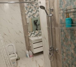 Коттедж улучшенный с 2 односпальными и 1 двуспальной кроватью в Вилла Ялгуба
