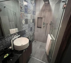 Двухместные апартаменты c 1 комнатой с балконом и с красивым видом из окна 2 отдельные кровати в Апартаменты Palmyrah Surin Beach Residences