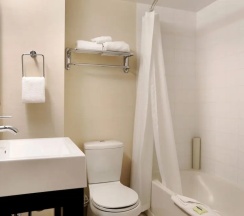 Номер Standard в Sandman Hotel Vancouver Downtown