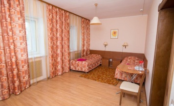 Номер стандарт с 2 односпальными кроватями (с завтраком) в Сура