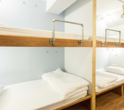 Кровать в общем номере в Barn and Bed Hostel