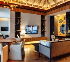 Двухместный люкс с балконом и с красивым видом из окна двуспальная кровать в Дом у озера