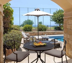Номер Deluxe с видом на воду в Aphrodite Hills Hotel