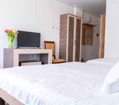 Трехместный стандартный номер на двух-трех гостей с балконом и видом во двор(Корпус Б) в Оптимист