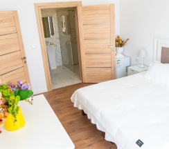 Двухкомнатный номер Люкс на трех-четырех гостей с балконом видом на море (корпус Б) в Оптимист