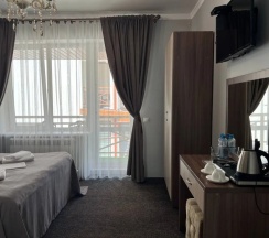 Двухместный номер Standard с балконом и с видом на внутренний двор двуспальная кровать в Шатун