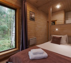 Лодж с купелью и сауной в лесной зоне в Пасторское озеро