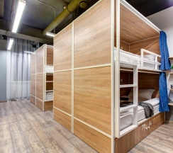 Общий 10-и местный номер с большими шкафами в Roomy Hostel
