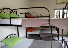 Кровать в общем номере в Monkey Samui Hostel