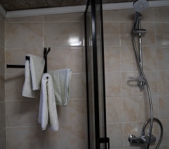 Четырехместный номер с 1 двуспальной или 2 односпальными кроватями с видом на озеро в Озеро