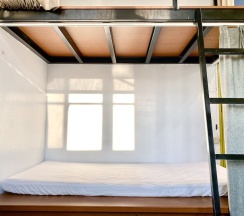Кровать в общем номере с балконом в Bayhouse Hostel Penghu