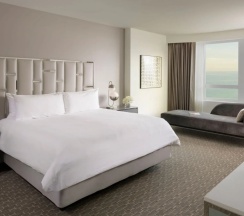 Двухместный люкс Grand c 1 комнатой (двуспальная кровать) в Fontainebleau Miami Beach