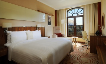 Стандарт с видом на Театр с 1 кроватью «King size» в Grand Autograph Hotel Novosibirsk