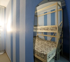 Номер эконом семейный с 1 односпальной и 1 двухъярусной кроватями в I hostel