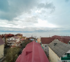 Четырёхместная комната с одной двуспальной и двумя односпальными кроватями в Чайка