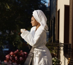 Люкс с балконом, гидромассажной ванной и видом на город в V Hotel&Rooftop lounge