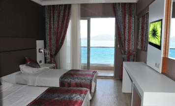 Двухместный номер Standard с видом на озеро двуспальная кровать в Point Beach Hotel