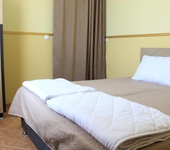 Двухместный номер Superior с балконом двуспальная кровать в Grand Guest House Kvariati