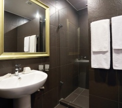 Номер люкс семейный с 2 двуспальными кроватями в Garden Hotel & SPA
