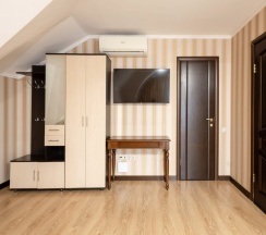 Люкс с балконом с видом на город в Golden House