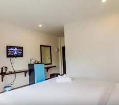 Двухместный номер Superior с балконом двуспальная кровать в Baan Yuyen Karon Guesthouse