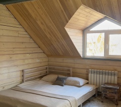 Двухэтажный дом с видом на реку, сад и горы в Дагар