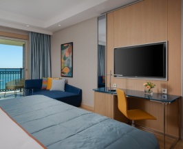 Двухместный номер Deluxe с балконом и с видом на море двуспальная кровать в Rixos Water World Aktau 