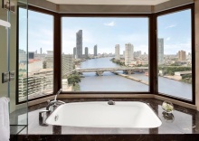 Двухместный номер Shangri-La Wing Premier с балконом двуспальная кровать в Shangri-La Bangkok