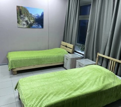 Кровать в общем номере с красивым видом из окна (общая ванная комната) в ПохрапимInn