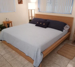 Коттедж с 2 комнатами в Private designer 8 room art getaway 2 Br-2Ba Full Kitchen Barbecue Patio 2min to beach