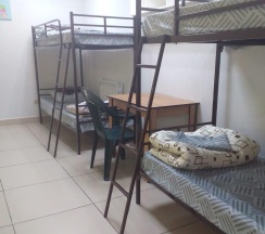 Кровать в 8-местном общем мужском номере в Сити-В