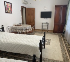 Четырёхместный номер Superior с балконом и с красивым видом из окна в Белалакая