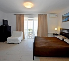 201 - Трехместный номер с балконом и прямым видом на море в Азов Инн