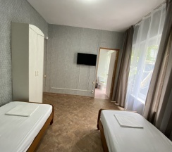 Четырехместный двухкомнатный номер на 1 этаже в Ярд