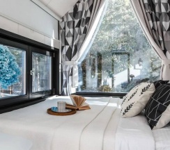 Белый дом с чаном в окружении леса в Timeless